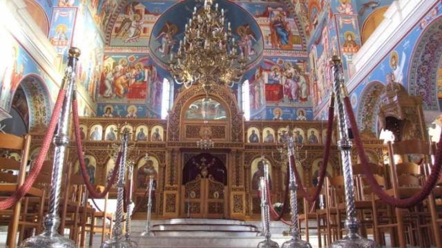 Η Εκκλησία βάζει τους «ψεκασμένους» στη θέση τους: «Δεν υπάρχει τσιπάκι στο εμβόλιο»