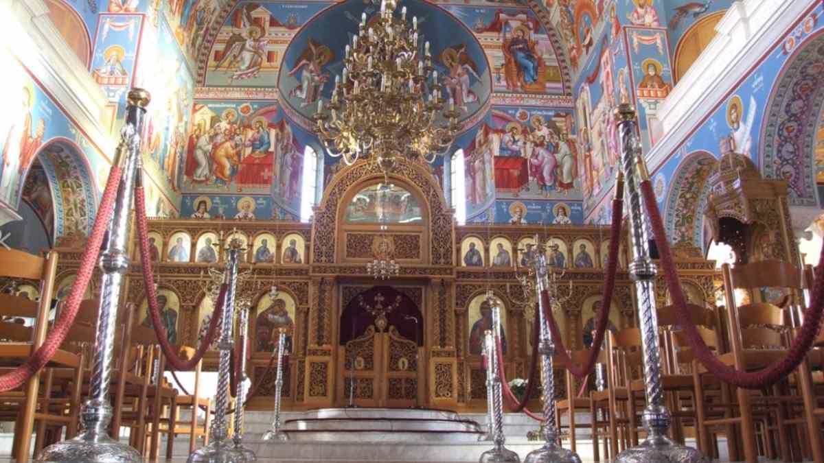 Η Εκκλησία βάζει τους «ψεκασμένους» στη θέση τους: «Δεν υπάρχει τσιπάκι στο εμβόλιο»