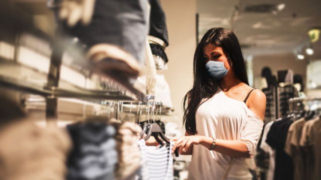 Ξεκινούν τη Δευτέρα οι θερινές εκπτώσεις – Τι πρέπει να προσέξουν οι καταναλωτές