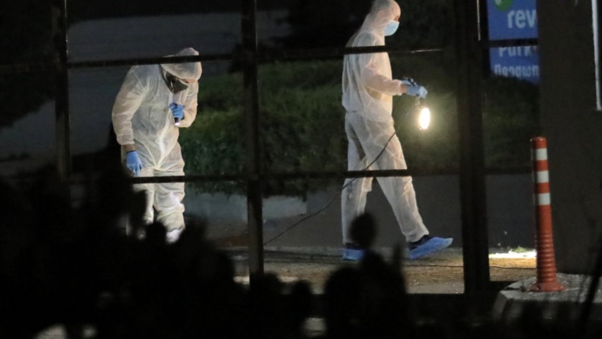 Βάρη: Βομβιστική επίθεση σε γραφεία εταιρείας – Ένας αστυνομικός τραυματίας