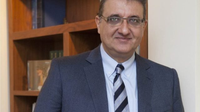“Καμπανάκι” από τον Εξαδάκτυλο: “Όλοι θα συναντηθούμε με τον κορωνοϊό” – “Να εμβολιαστούν οι άνω των 50”