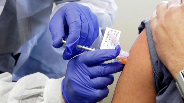 Σύγχυση από τις απόψεις των ειδικών: «Οι άνθρωποι κάτω των 40 δεν έχουν λόγο να κάνουν το εμβόλιο»