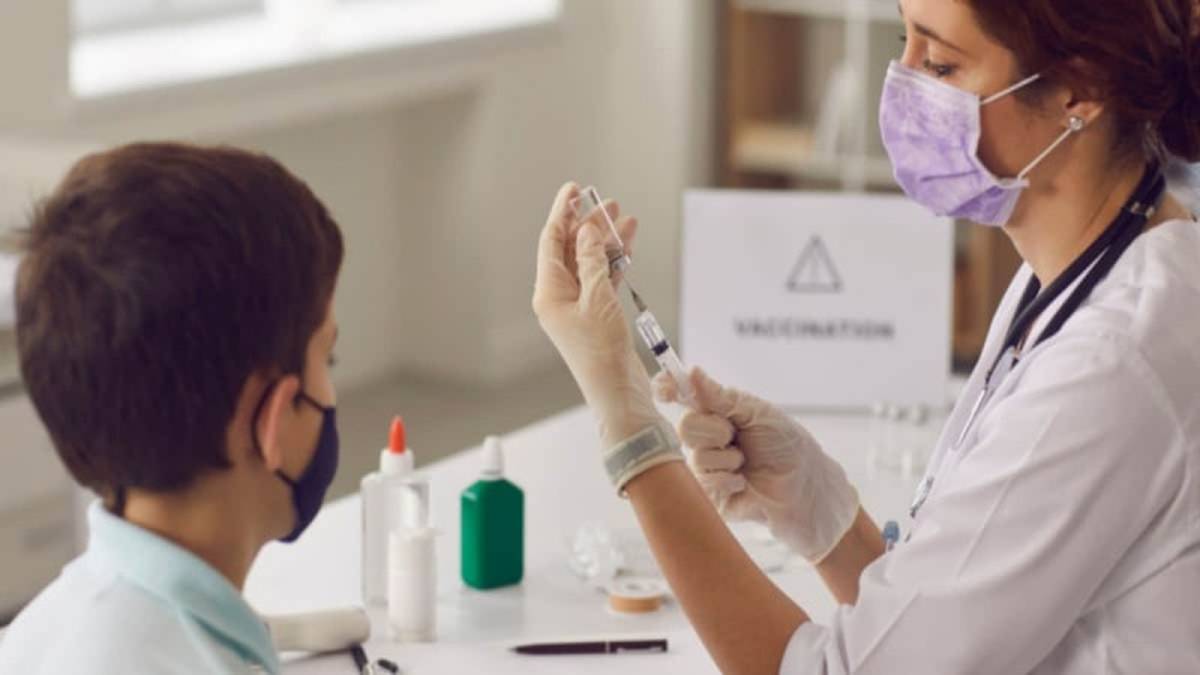 «Τρελά τα λεφτά αν μπει το εμβόλιο στα σχολεία»: Γιατί θέλουν να «τρυπήσουν» παιδιά που δεν κινδυνεύουν από κορωνοϊό