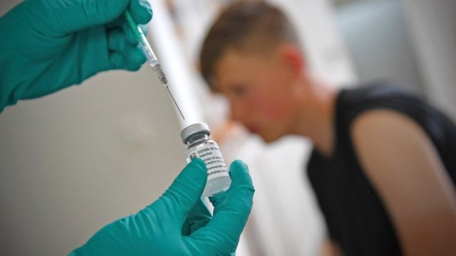Κορωνοϊός: Πόσοι εμβολιασμοί χρειάζονται για να αποφύγουμε τον εφιάλτη – Το νέο εμβόλιο που βγήκε στην αγορά