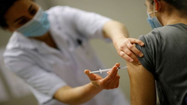 Εμβολιασμός εφήβων: Οφέλη και κίνδυνοι – Γιατί χρειάζεται συγκατάθεση γονέα