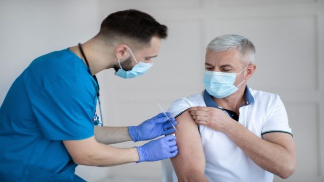 Πόσοι νόσησαν μετά τον εμβολιασμό κατά του κορωνοϊού – Τι δείχνουν οι αριθμοί στην Ελλάδα