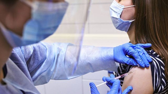 Οι Γερμανοί… αντιγράφουν Μητσοτάκη: Ζητούν επίσης 150 ευρώ στους νέους για τον εμβολιασμό