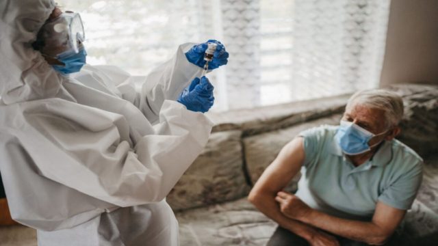 Ανατροπή της τελευταίας στιγμής: «Ναυάγησε» το σχέδιο για κατ’ οίκον εμβολιασμούς από ιδιώτες γιατρούς