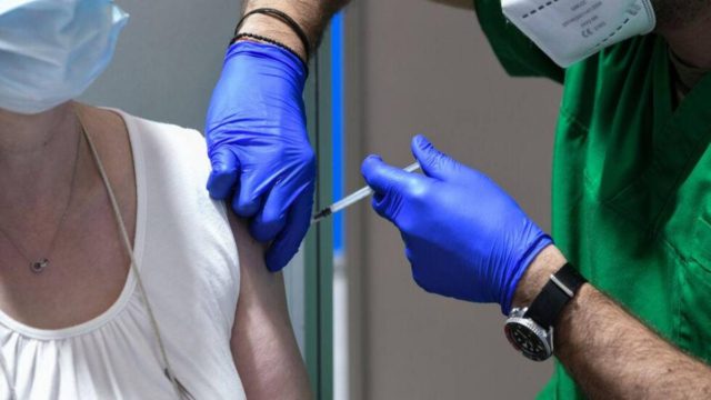 Κορωνοϊός: Επεκτείνεται ο υποχρεωτικός εμβολιασμός – Τα σκληρά μέτρα σε εστίαση και λιμάνια