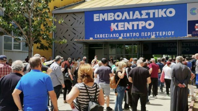 “Τσιμπάνε” οι νέοι με τις απειλές της κυβέρνησης και πάνε να εμβολιαστούν! Αυξήθηκαν τα ραντεβού