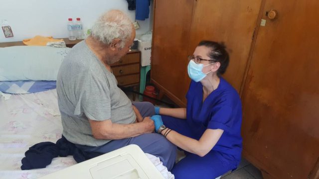 Είναι γεγονός: Έγινε ο πρώτος κατ’ οίκον εμβολιασμός στην Ελλάδα