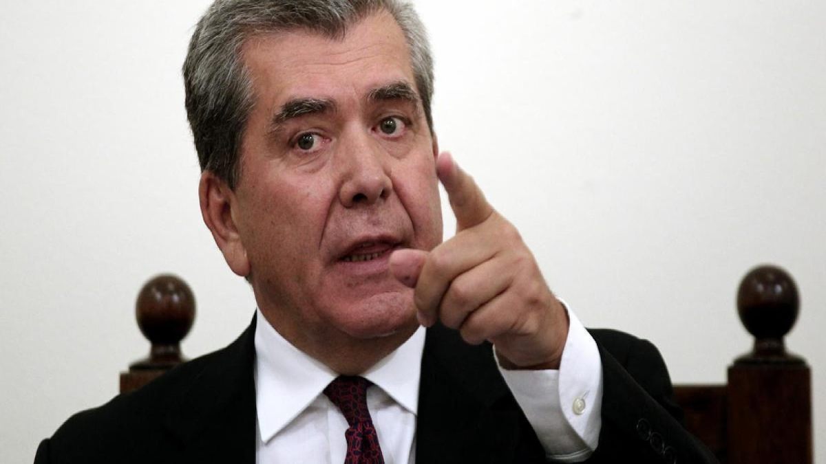 Σάλος με τις απολύσεις! – Μητρόπουλος: «Δεν επιτρέπεται να απολύσουν τους ανεμβολίαστους, ούτε να τους κόψουν μισθό»