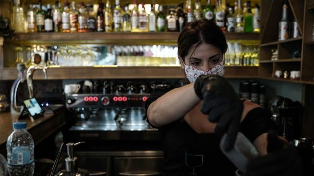 Εστίαση και Τουρισμός: Υποχρεωτικά τεστ την εβδομάδα για ανεμβολίαστους εργαζόμενους σε έξι περιοχές