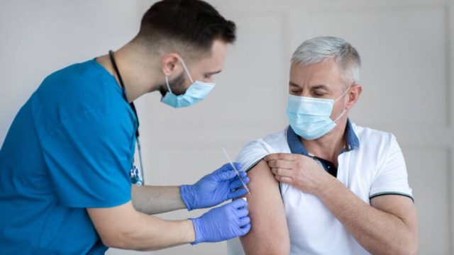 Τελειώνει το ψέμα: Γι’ αυτό αυξάνονται ραγδαία οι νοσηλείες των πλήρως εμβολιασμένων