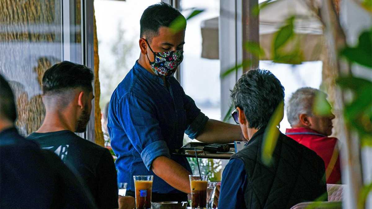 «Κόλαση» για ανεμβολίαστους εργαζόμενους: «Πρόστιμο» 100 ευρώ το μήνα από την κυβέρνηση
