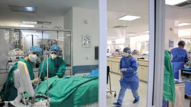 «Συναγερμός» από Γώγο και Τζανάκη: Αύξηση νοσηλειών κατά 25% ημερησίως – «Στο 4ο κύμα ο κορονοϊός θα μας επισκεφθεί όλους»