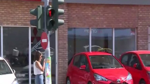 Νίκαια: Για τον θάνατο της 7χρονης δεν φταίει ούτε ο οδηγός, ούτε η θεία αλλά η Περιφέρεια! Ήταν χαλασμένο το φανάρι