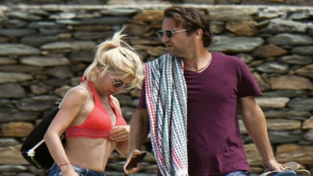 Ελένη Μενεγάκη: Τα νάζια της στον φακό με το μικροσκοπικό μπικίνι και τα νεύρα του Ματέο με τον φωτογράφο!