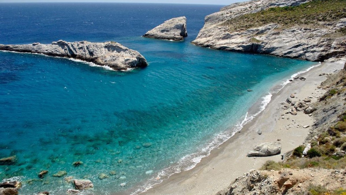 Θρίλερ στη Φολέγανδρο: Νεαρή γυναίκα ανασύρθηκε νεκρή από τη θάλασσα
