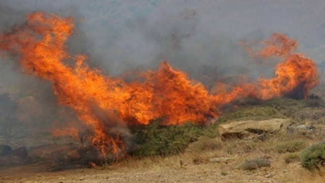 Διπλή φωτιά σε Διόνυσο και Άνδρο – Οι περιοχές που κινδυνεύουν