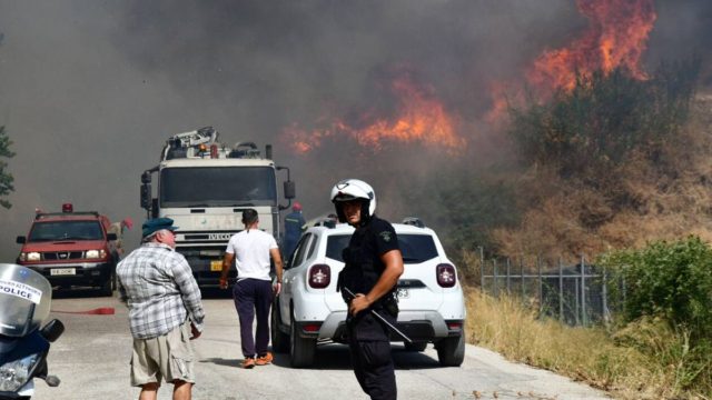 Μεγάλη πυρκαγιά στην Αχαΐα: Εκκενώνονται Ζήρια, Άνω Ζήρια και Καμάρες – Κάηκαν τέσσερα σπίτια