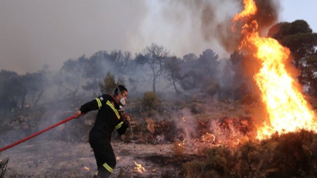 Φωτιά στην Πάτρα: Εκκενώνεται ο οικισμός Σούλι – Καίγονται σπίτια