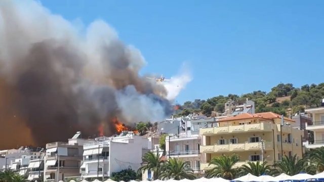 Φωτιά κοντά σε σπίτια στη Σαλαμίνα