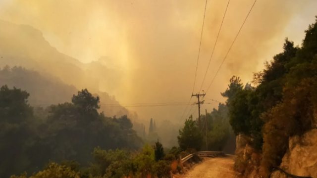 Φωτιά στη Σάμο: Προληπτική εκκένωση δύο ξενοδοχείων! Ο ουρανός έγινε πορτοκαλί από τον καπνό (photo)