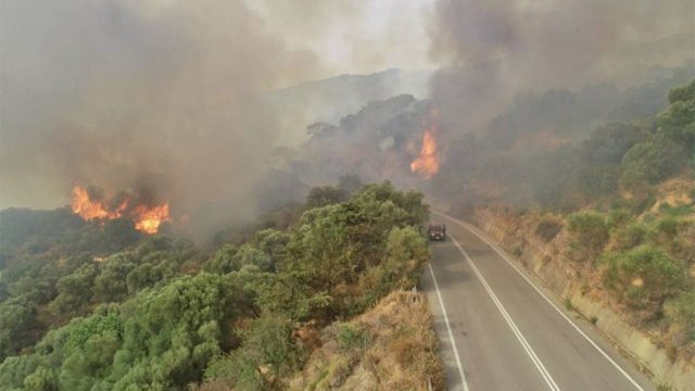 Φωτιά στο Πανόραμα Βούλας – Σε επιφυλακή για άλλη μια μέρα η Αττική
