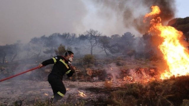 Συναγερμός για τις φωτιές σε Βαρνάβα και Ελευσίνα – Όλη η Αττική στο πόδι