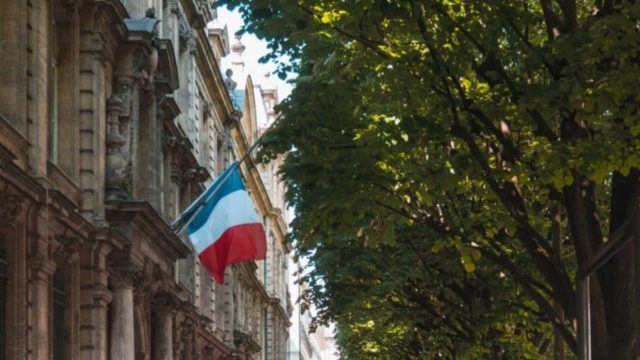 Σοκ στην Γαλλία: Επίθεση με μαχαίρι σε εμπορικό κέντρο!