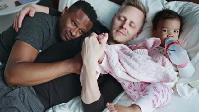 Dads: Η γκέι πατρότητα μέσα από τον φωτογραφικό φακό
