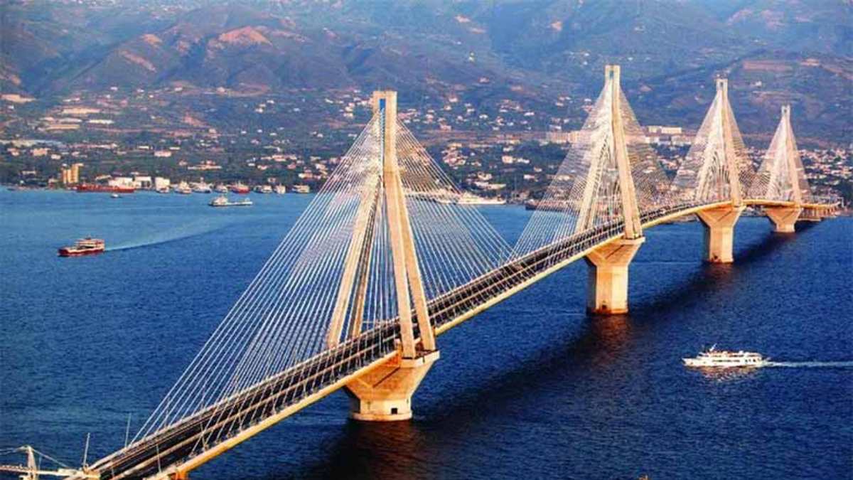 Φωτιά στην Αχαΐα: Κλειστή η γέφυρα Ρίου-Αντιρρίου προς Πάτρα