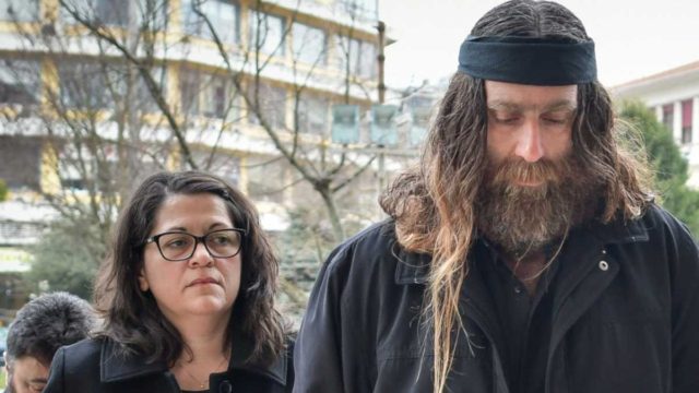 Βαγγέλης Γιακουμάκης: «Το ένοχοι μας καλύπτει» – Συγκλονίζει ο πατέρας του, ξέσπασε σε δάκρυα η μητέρα του