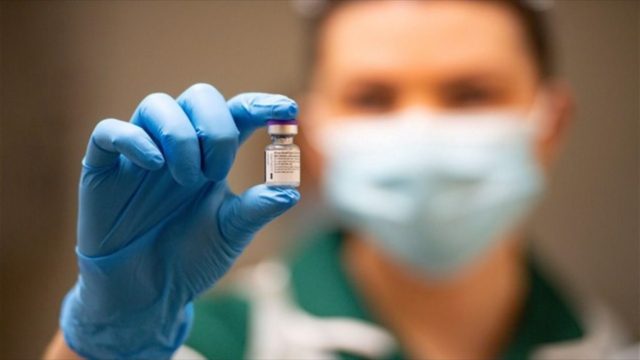 Γιατρός φέρεται να πετούσε δόσεις από εμβόλιο στα σκουπίδια – Τον αναζητά η αστυνομία