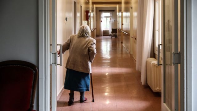 Θρίλερ σε γηροκομείο του Βόλου: 9 κρούσματα, 35 εργαζόμενοι δεν εμβολιάζονται! Ποιες οι κυρώσεις που θα έχουν;