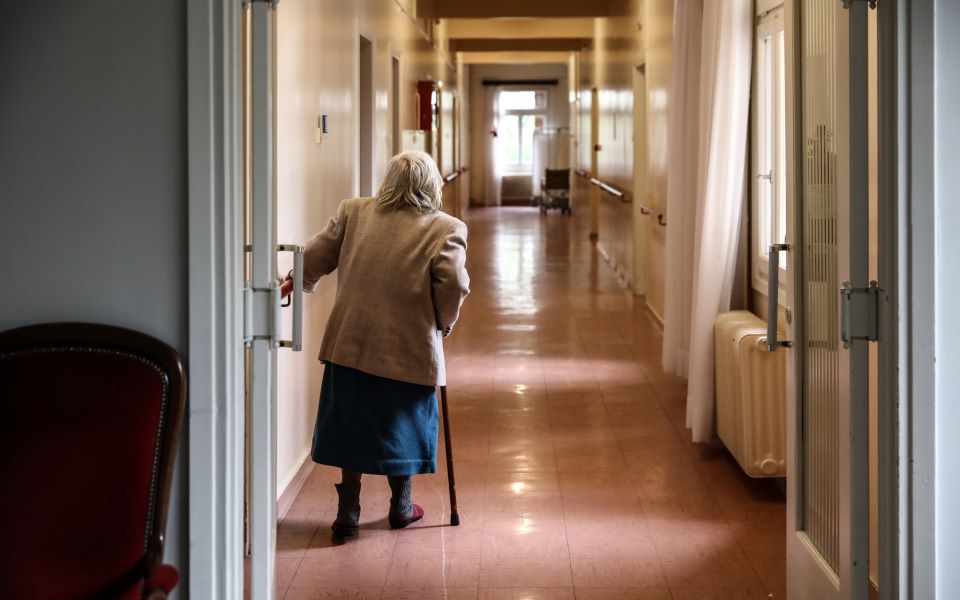 Θρίλερ σε γηροκομείο του Βόλου: 9 κρούσματα, 35 εργαζόμενοι δεν εμβολιάζονται! Ποιες οι κυρώσεις που θα έχουν;