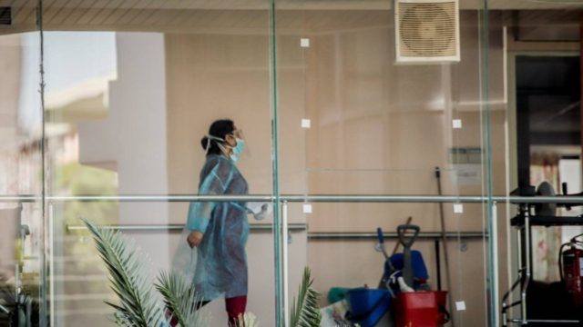 Βόλος: Οι εργαζόμενοι του γηροκομείου… τρέχουν να εμβολιαστούν μετά το θάνατο της 96χρονης