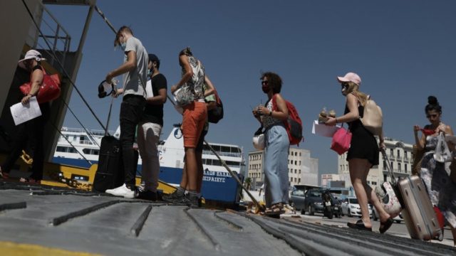 Γιατί μόνο με Green Pass οι μετακινήσεις στα νησιά – Πιθανή επέκταση του και στις χερσαίες;