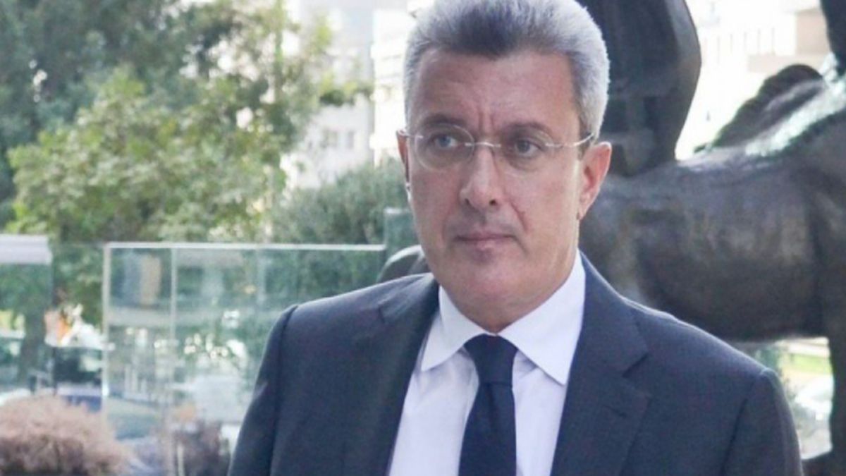 Έξαλλος ο Νίκος Χατζηνικολάου: «Θλιβερός καραγκιόζης – Στο 90’ κατάφεραν…»