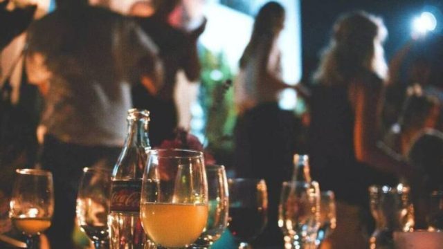 Εικόνες από το κορωνοπάρτι της Ιου – Πάνω από 1.000 άτομα γλεντούν στρυμωγμένοι ο ένας πάνω στον άλλον (Βίντεο)
