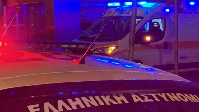 Φρίκη στην Καλλιθέα: Άνδρας βρέθηκε καρφωμένος σε κάγκελα έξω από πολυκατοικία (photo)