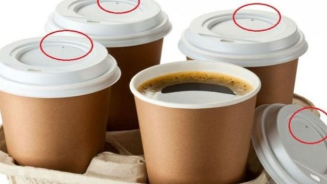 Το γνώριζες; Σε τι χρησιμεύει τελικά η μικρή τρυπούλα στο καπάκι του καφέ;
