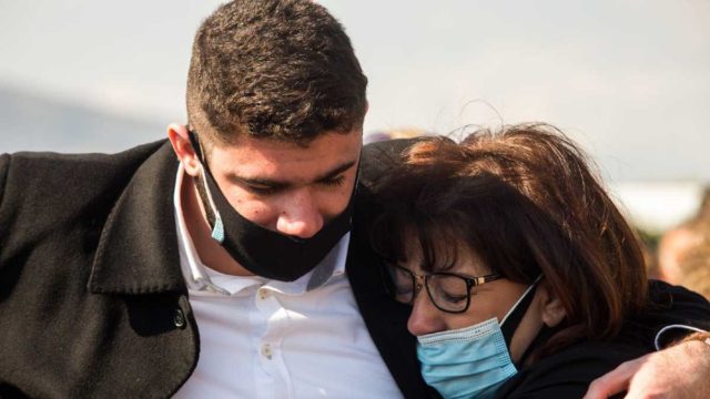 Ανατριχιάζει η σύζυγος του Γιώργου Καραϊβάζ: Αυτά είπε στο παιδί της μετά το θάνατό του