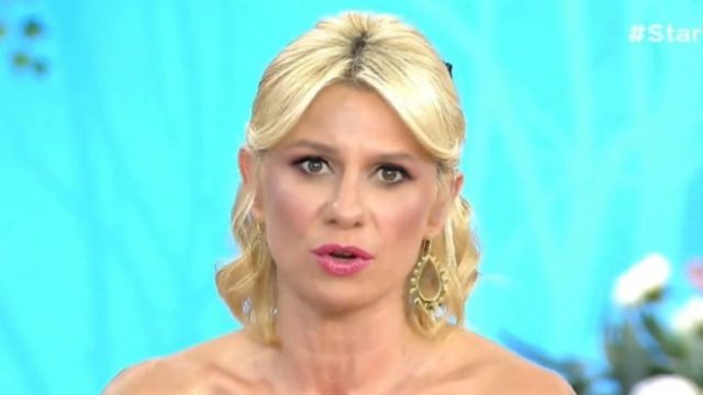 Κατερίνα Καραβάτου: Με αυτόν τον άνδρα κάνει διακοπές – Εξελίξεις με το τηλεοπτικό της μέλλον
