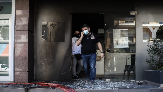 Αντιεξουσιαστικές ομάδες ανέλαβαν την ευθύνη για τις επιθέσεις στα καταστήματα της συζύγου του Χαρδαλιά και το σπίτι του Πρετεντέρη