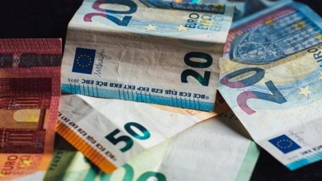Κατώτατος μισθός: Ποια επιδόματα επηρεάζονται από την αύξησή του – Πώς διαμορφώνονται τα ποσά