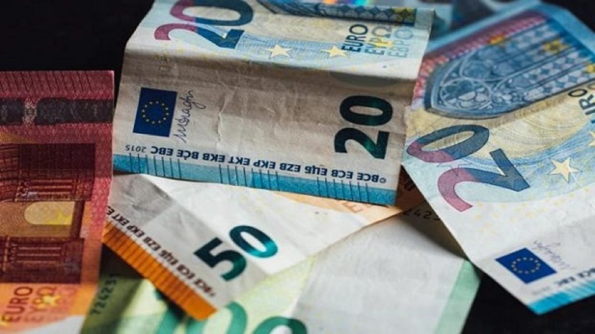 Κατώτατος μισθός: Ποια επιδόματα επηρεάζονται από την αύξησή του – Πώς διαμορφώνονται τα ποσά