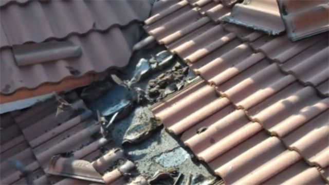 Σήκωσε τα κεραμίδια από το σπίτι του και ΑΥΤΟ που βρήκε από κάτω τον έκανε να πηδήξει στον αέρα!