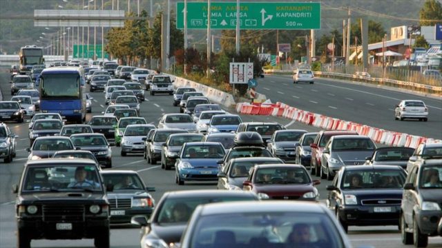 Μαζική η απόδραση των Αθηναίων – Ουρές σε λιμάνια και διόδια